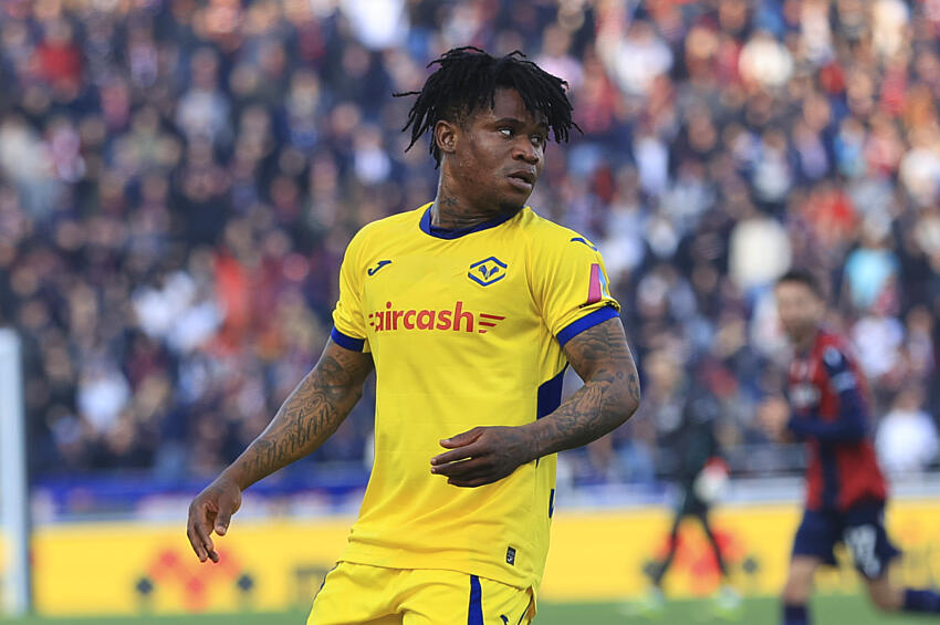 Gift Orban impliqué dans une bagarre avec un supporter : scène chaotique en pleine rue