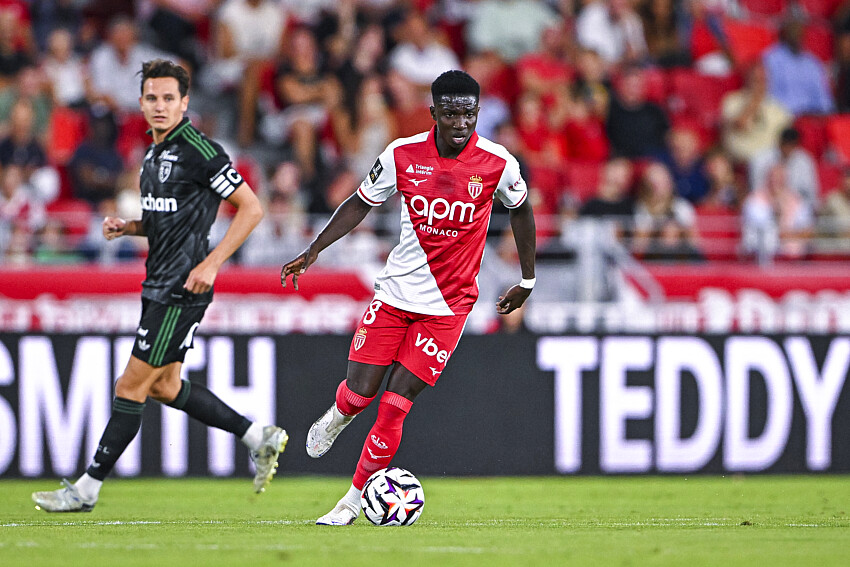 Mercato : Chelsea lâcherait Lamine Camara, Liverpool en embuscade pour janvier