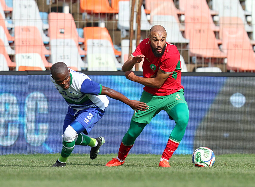 Maroc : Noussair Mazraoui sorti sur blessure au Lesotho, Manchester United dans l&rsquo;attente